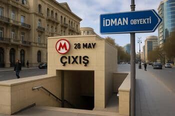 Bakü metro çıkışında spor kompleksine yön tabelası