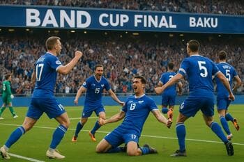 Bakü kupa finalinde takım kupayı kaldırırken