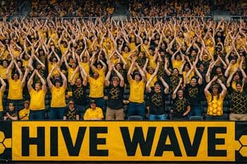 Tribünde yükselen alkış dalgası