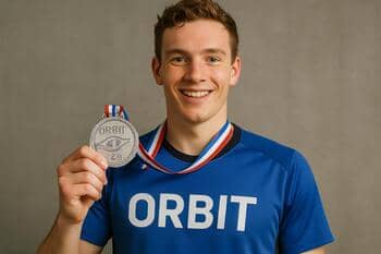 Gümüş rozet — satine yüzey