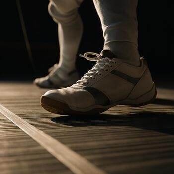 Eskrimde ayak çalışması için ileri-geri adımların detayı