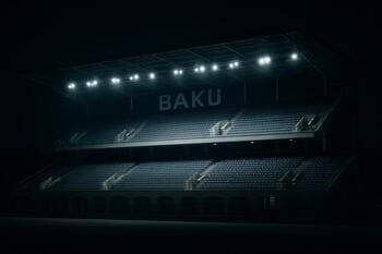 Bakü’de gece maçında ışıklar altında dolu tribün